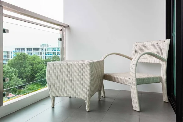 Cadeira Vime Branca Vazia Varanda Prédio Alto — Fotografia de Stock