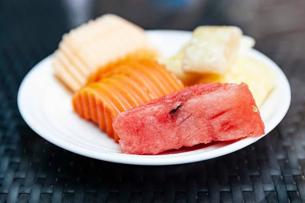 Placa Fruta Mixta Sobre Mesa Marrón Blanca —  Fotos de Stock