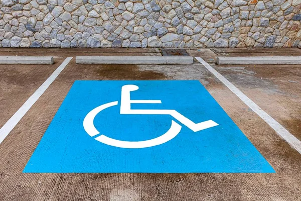 Parking Przed Budynkiem Dla Osób Niepełnosprawnych Jest Pusty — Zdjęcie stockowe