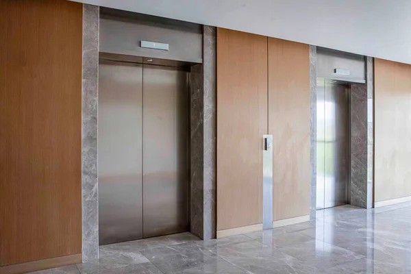 现代建筑中电梯的入口大厅 免版税图库照片