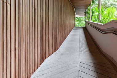 Tekerlekli sandalyeler için uzun taş bina girişi