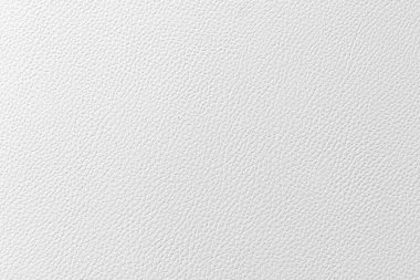 Kanepenin dokusunda ve arka planında beyaz, hakiki inek derisi.