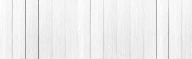 Arkaplan için dikey beyaz ahşap desen panoraması. Yüzey ışığı masa üstü görüntüsünden temizlendi. Sanat eserleri ve iç veya dış tasarım için doğal desenler