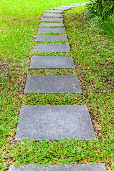Białe Granitowe Płyty Chodnikowe Wzorzyste Zielonych Trawnikach Ogrodzie — Zdjęcie stockowe