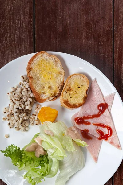 Desayuno Occidental Tostadas Ensalada Jamón Verduras — Foto de Stock