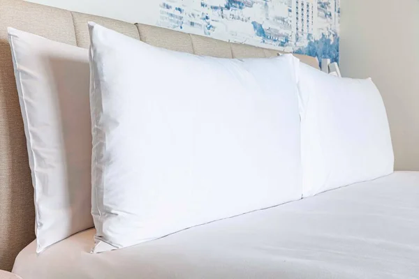 Großaufnahme Große Weiße Kissen Auf Weißem Bett — Stockfoto