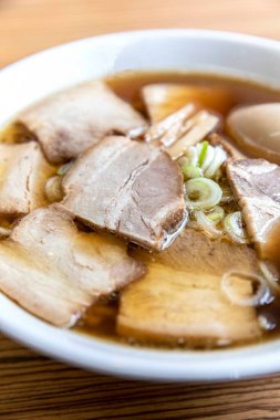 Kahverengi ahşap masaya Japon usulü erişte.