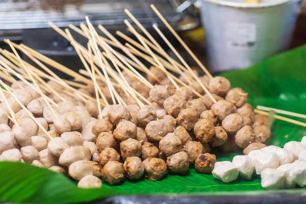 Nahaufnahme Von Gegrillten Fleischbällchen Auf Bambusstäbchen Hintergrund Thai Street Food — Stockfoto