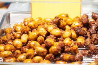 Tayland usulü ızgara sosis, Tayland sokak yiyecek pazarı.