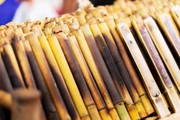 Närbild Khao Lam Glutinöst Ris Bakat Bambucylinder Thai Street Food — Stockfoto