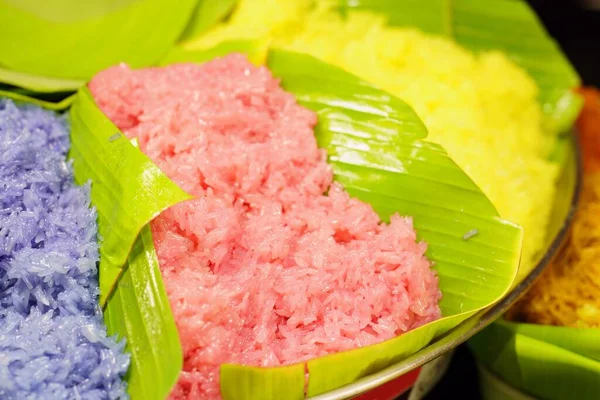 Detailní Záběr Barevné Kokosové Ochucené Lepkavé Rýže Thajské Pouliční Jídlo — Stock fotografie