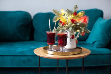 Noel dekoru masaya şarap döktü.