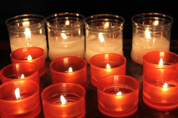 Bougies allumées pour l'espérance et la prière — Photo