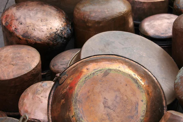 Oude koperen potten — Stockfoto
