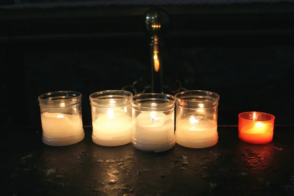 Umut ve dua için mumlar yaktı — Stok fotoğraf