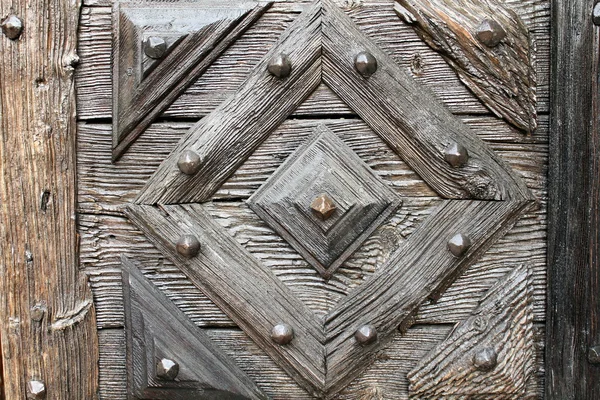 Деталь різьблених дерев'яних дверей — стокове фото