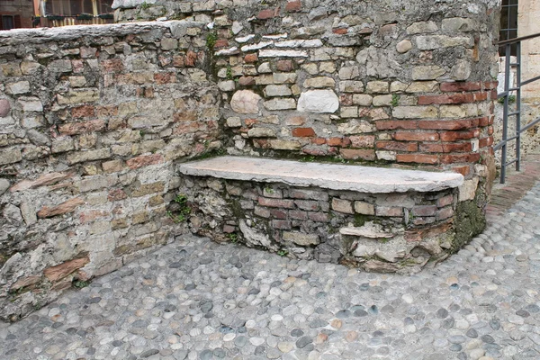 城の古代のベンチ — ストック写真