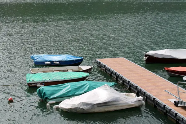 Pier op het meer — Stockfoto