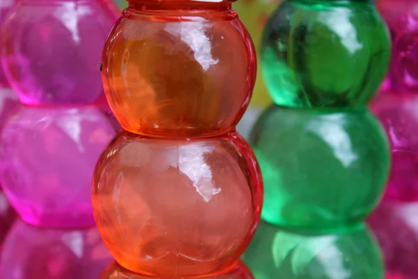 Färgade plastflaskor — Stockfoto