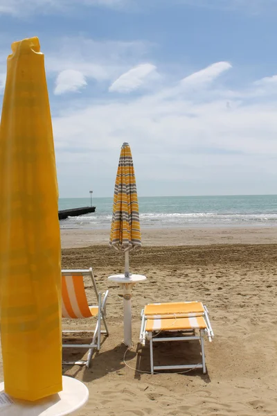 Güverte sandalyeleri sahilde. — Stok fotoğraf