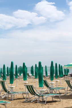 Güverte sandalyeleri sahilde.