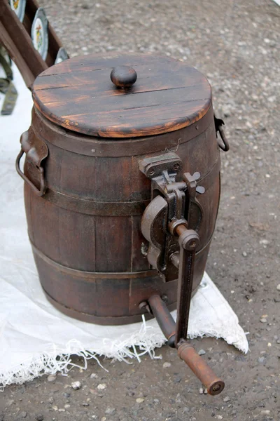 Старый инструмент, чтобы сделать масло — стоковое фото