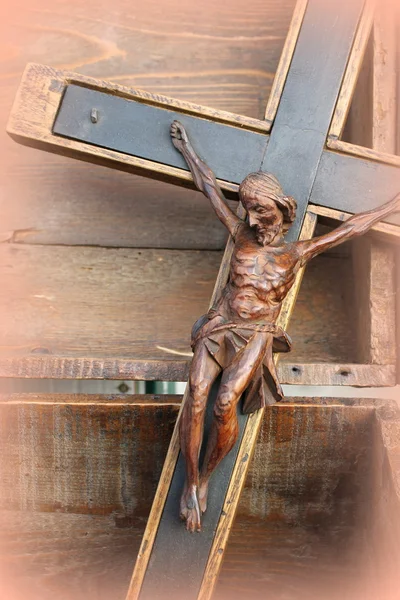 Crucifixo em madeira — Fotografia de Stock