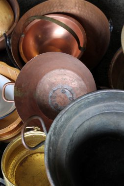 Eski tencere ve tavalar