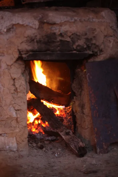 古い石造りの暖炉を火します。 — ストック写真