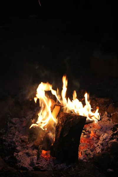 Fire in the old stone fireplace — Stock Photo, Image