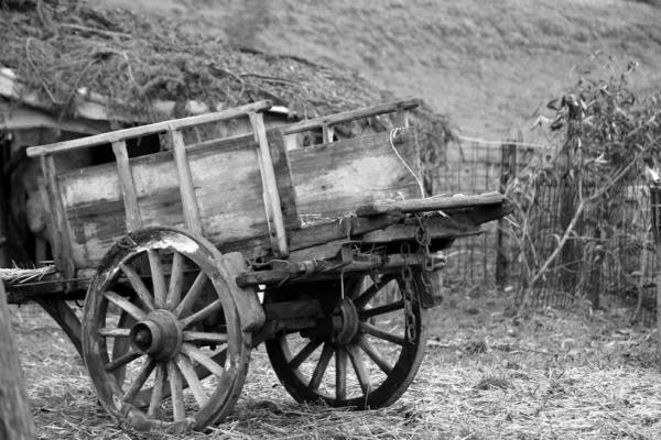 Vieux chariot en bois — Photo