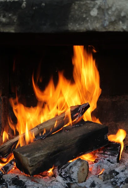 Fuego en la antigua chimenea de piedra —  Fotos de Stock