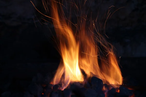 Fuoco nel vecchio camino in pietra — Foto Stock