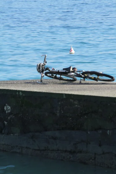 Lago paesaggistico con bici — Foto Stock