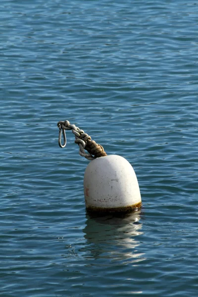 Boei op het meer — Stockfoto