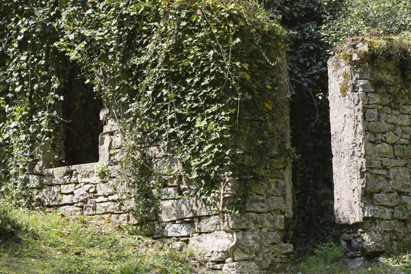 Verlaten huisje in de bergen — Stockfoto