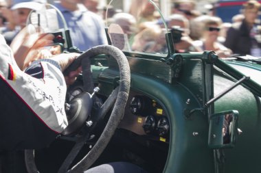 eski model araba 1000 mil yarışı