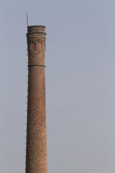 Aislado viejo envejecido resistido chimenea de fábrica industrial alta