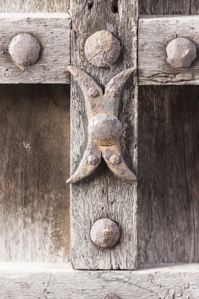 Vecchia porta in legno nel castello — Foto Stock