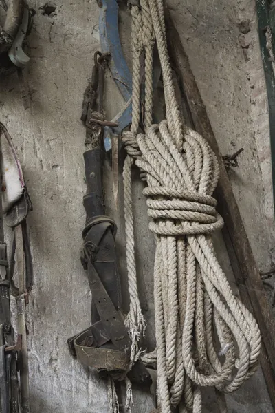 Cuerda vieja colgando en la pared — Foto de Stock