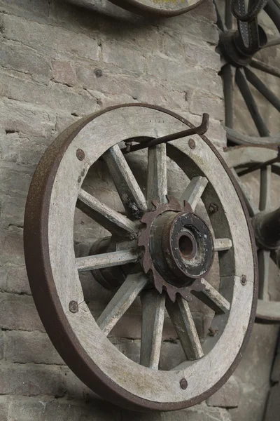 Vecchia ruota in legno — Foto Stock