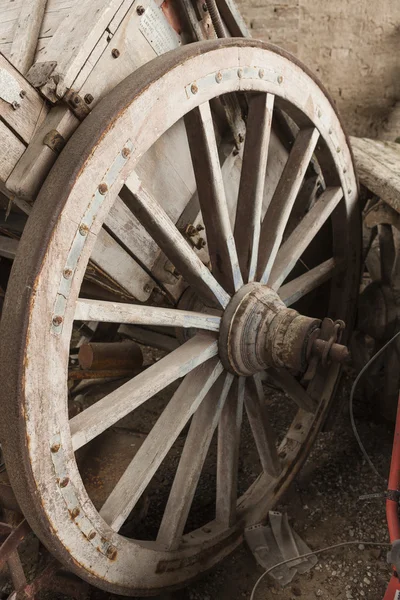 Old wooden wheel — Stock Photo, Image