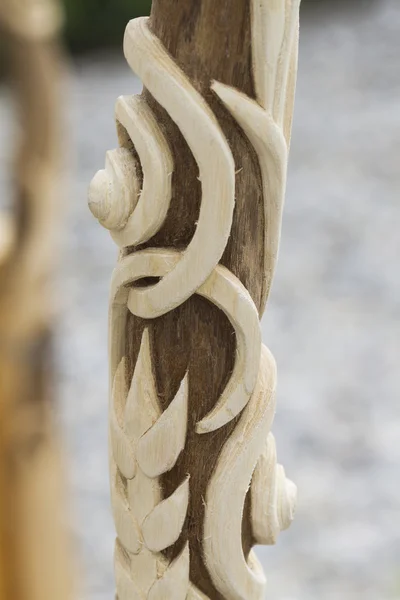 Дерев'яні палички в руці вигравірувані — стокове фото