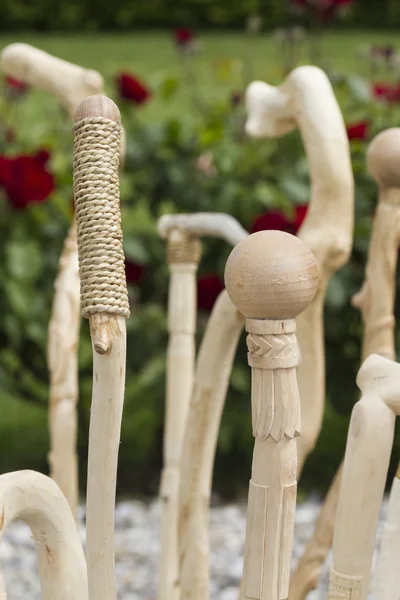 Houten stokken in hand gegraveerd — Stockfoto