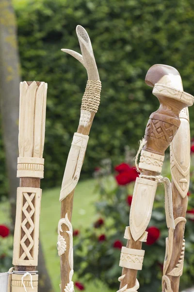 Деревянные палочки с гравировкой — стоковое фото