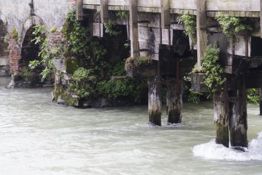Eski Köprü Nehri üzerinde