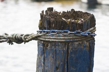 Göl kıyısındaki iskele