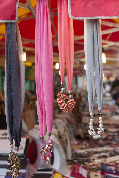 Bufandas al mercado — Foto de Stock