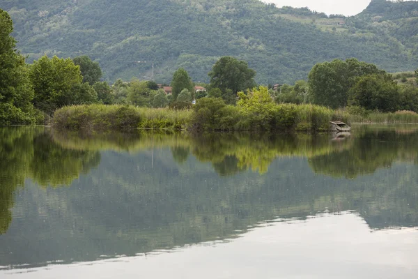 Liggande sjön — Stockfoto