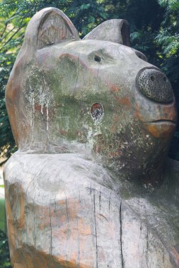 Parktaki ahşap heykel